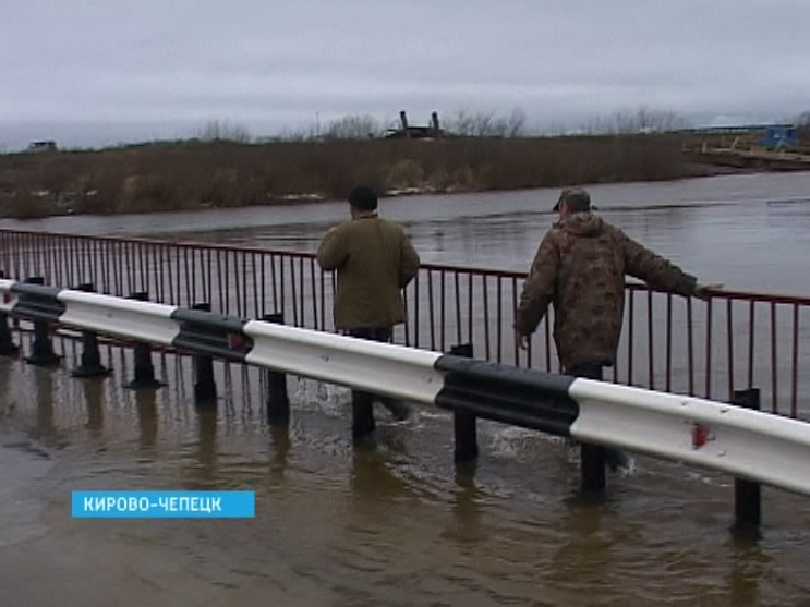 Мост затопило