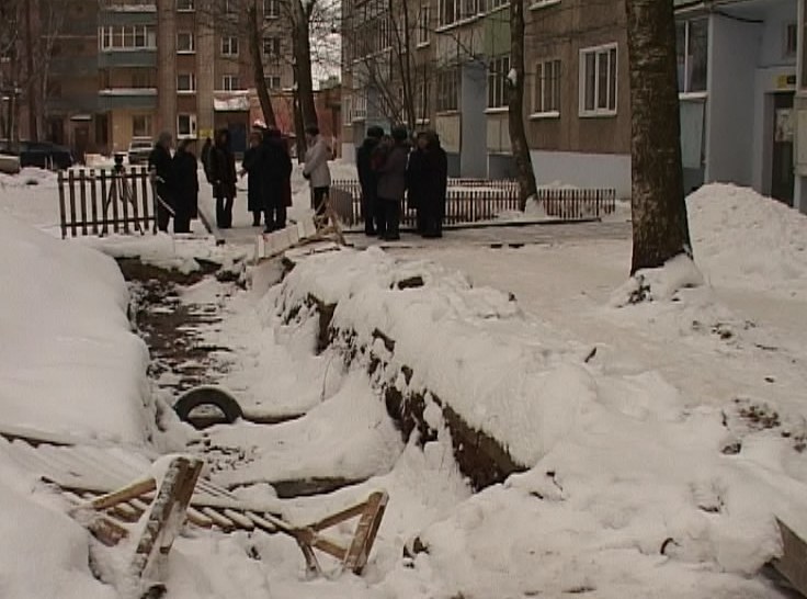 Яма на улице Солнечной, 19