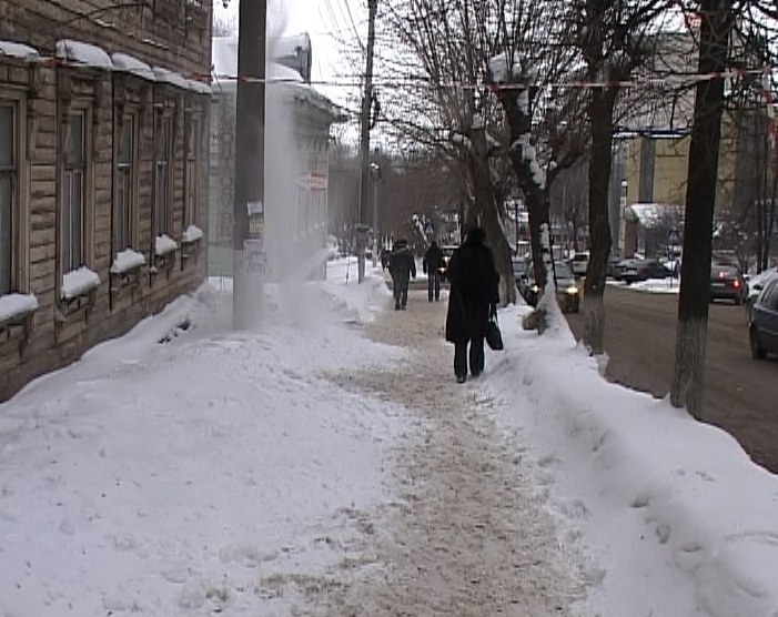 Тротуары не чистят от снега