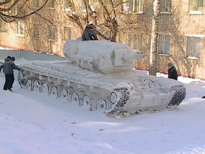 Танк из снега
