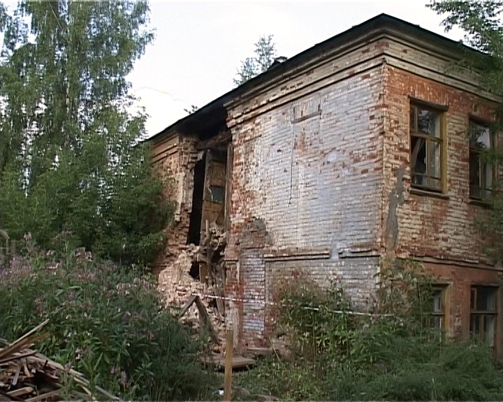 Обрушилась стена жилого дома