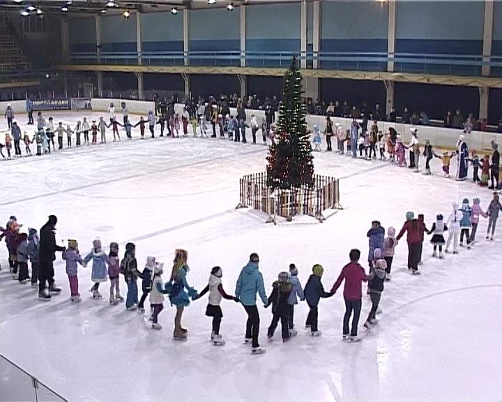 Новогодняя елка на льду