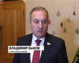 Праздничную елку в детской филармонии украсили игрушки из Севастополя 