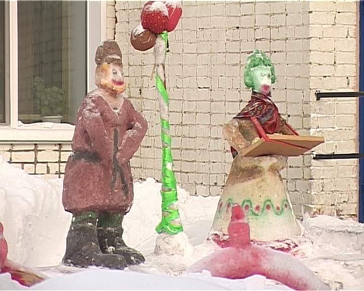 Снежные фигуры у гимназии им. Грина