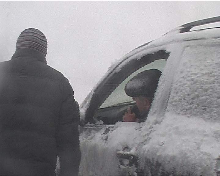 Автоинспекторы не дали замерзнуть детям и спасли жизнь водителю