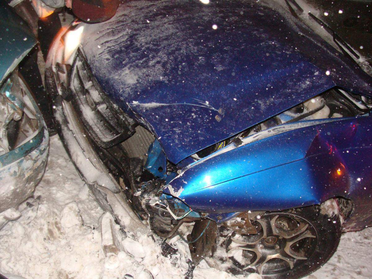 В Кирове «ДЕУ НЕКСИЯ» въехала в ВАЗ-2111: есть пострадавший.