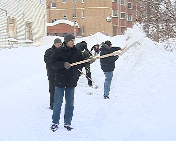 На призыв по уборке снега откликнулись студенты