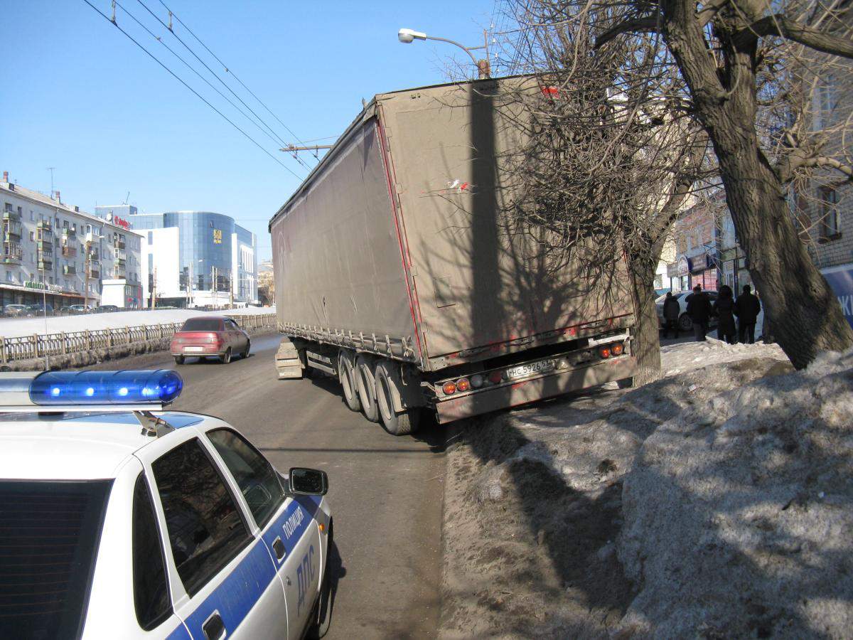 Автомобиль наехал на водителя