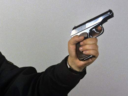 В Лесных Полянах Омутнинского района в ходе деловой сделки началась стрельба.