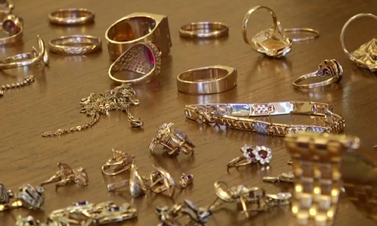 В п. Тужа у пенсионерки похитили ювелирные изделия.