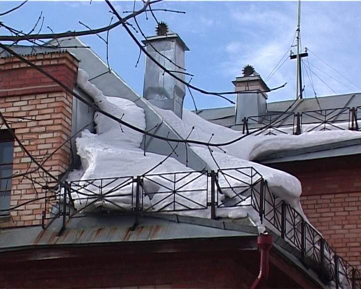 Крыши некоторых зданий в областном центре по-прежнему остаются неочищенными