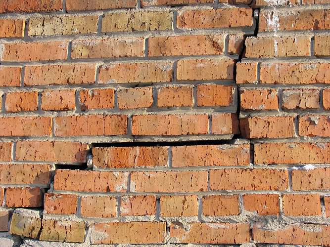 В Уржуме прокуратура закрыла магазин, работавший в аварийном доме.