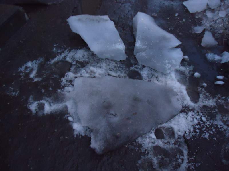 ЧП в Кирове 21 марта: лед упал на голову мужчине с уже очищенной крыши!