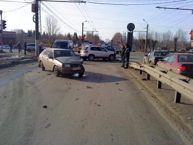 ДТП на улице Солнечной г. Кирова: есть пострадавшие.