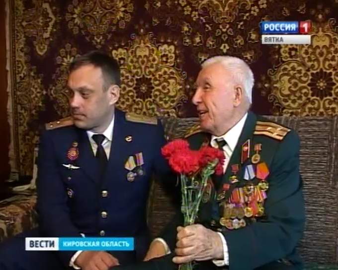 Человек с плаката - ветеран ВОВ Матвей Матвеевич Малышев.