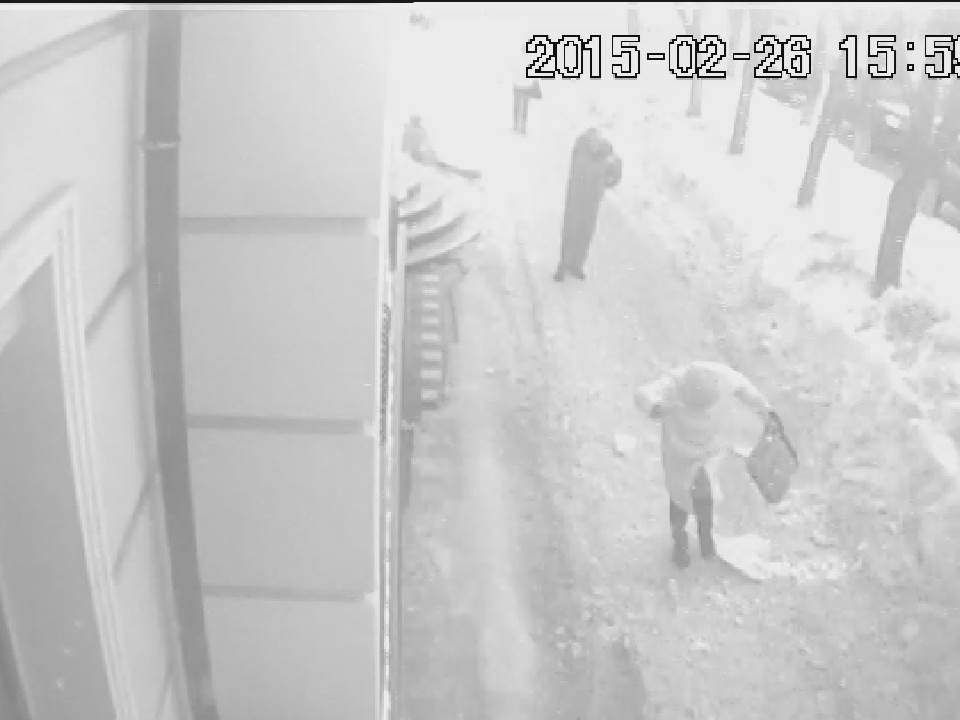 В Кирове следователи ищут очевидцев падения снега с крыши домов на двух женщин.