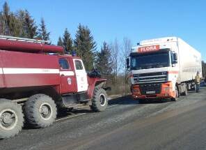 В Котельническом районе столкнулись три фуры.