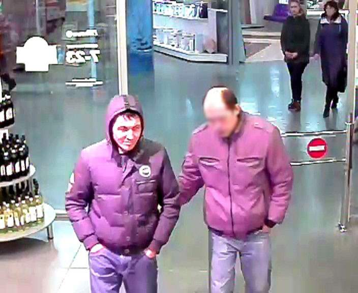 Кировская полиция разыскивает подозреваемого в краже ноутбука и одежды.