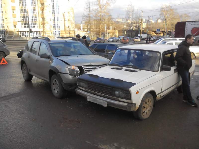 На Октябрьском проспекте столкнулись три автомобиля.