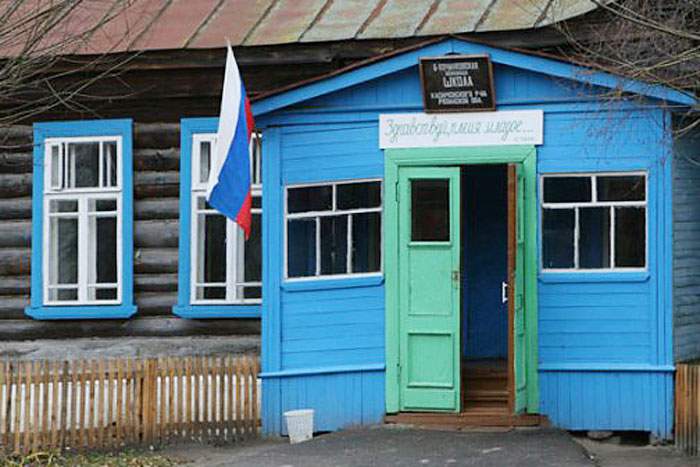 Сельским школам запретят устраивать надворные туалеты и обяжут иметь стоянку для автобуса.