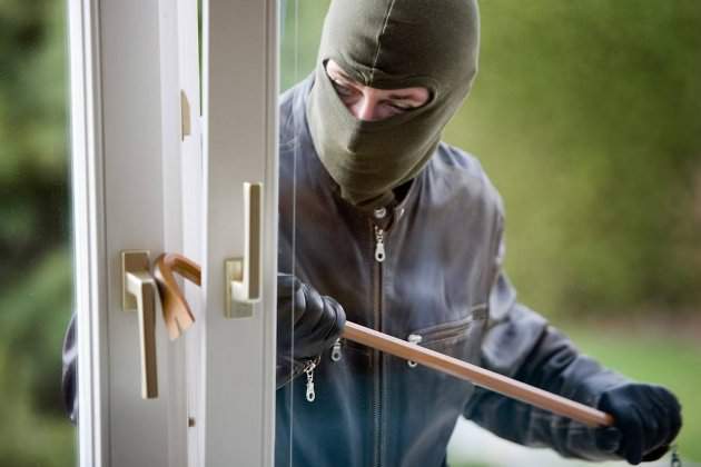 В Кирове ранее судимый житель Орловского района обокрал косметологическую фирму.