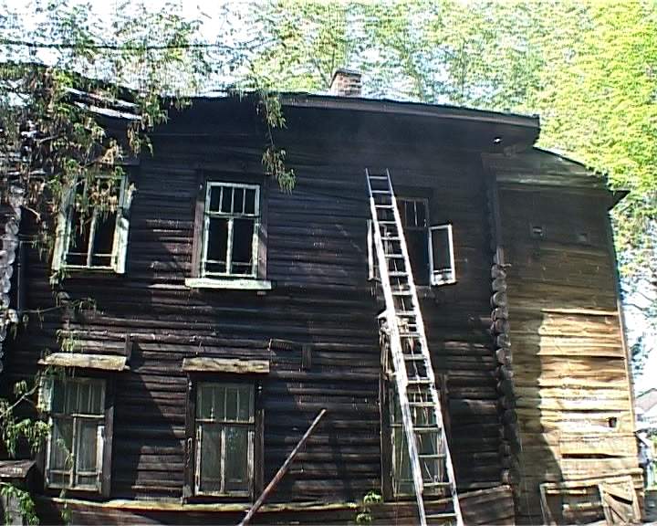 22 мая центре города Кирова сгорел двухэтажный деревянный дом