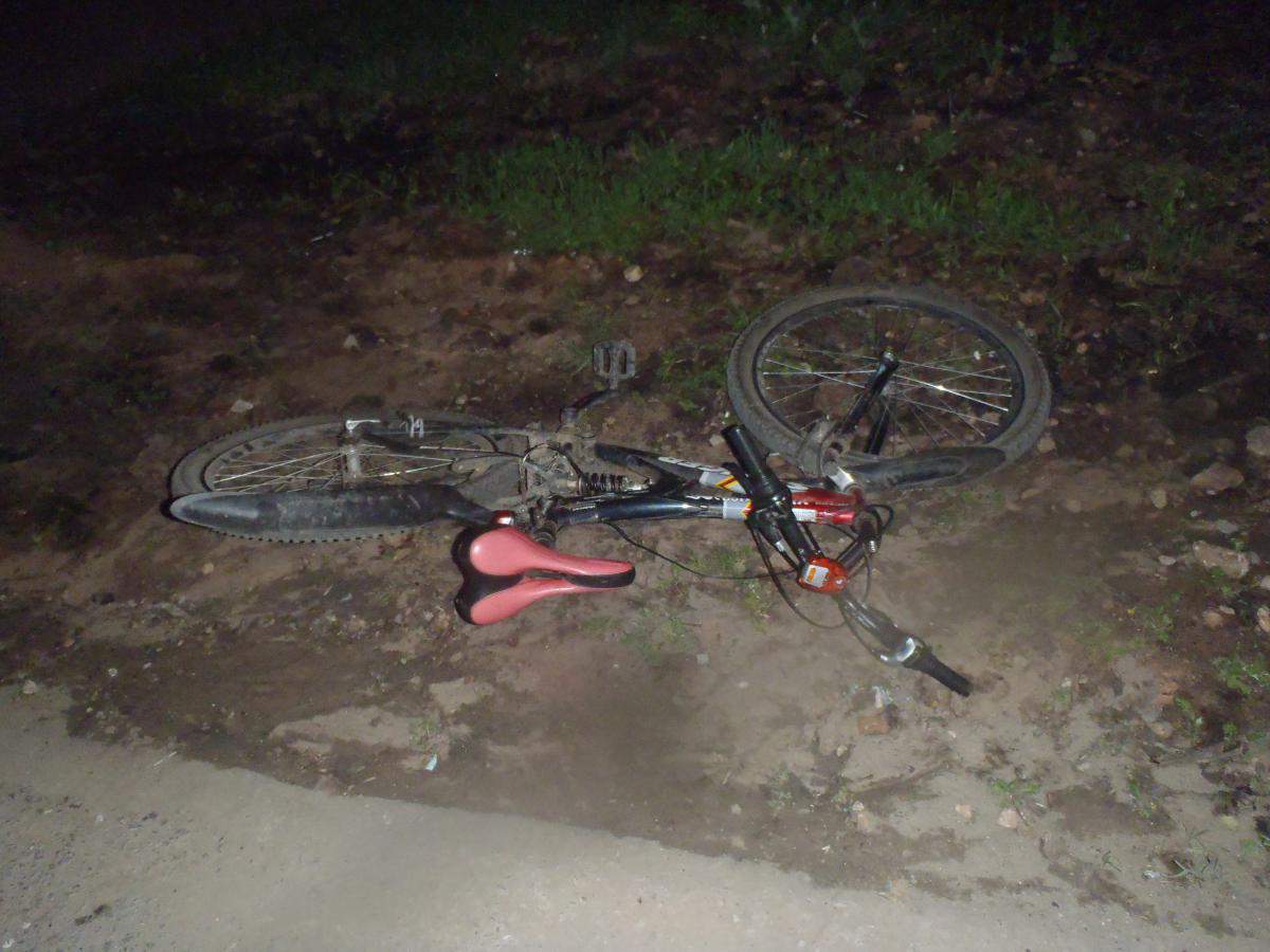 Юный велосипедист не смог разминуться с легковушкой