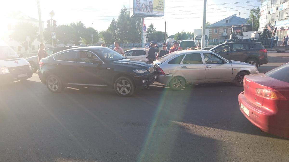 На улице Воровского г. Кирова столкнулись  BMW Х6 и Лада-Приора.