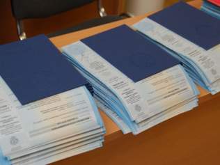 Вятскополянская прокуратура потребовала запретить интернет-сайт, на котором продавали вузовские дипломы и школьные аттестаты.