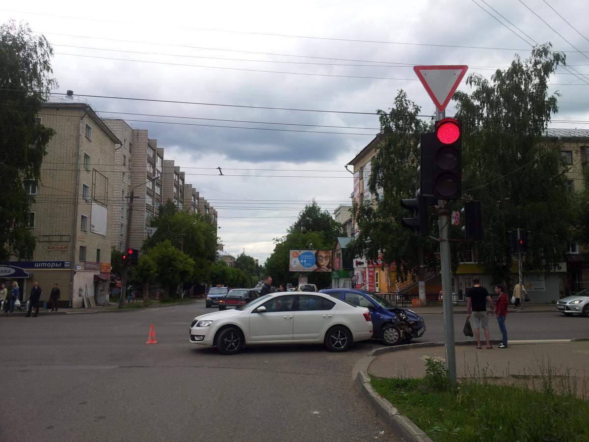 На улице Карла Маркса г. Кирова столкнулись две иномарки.