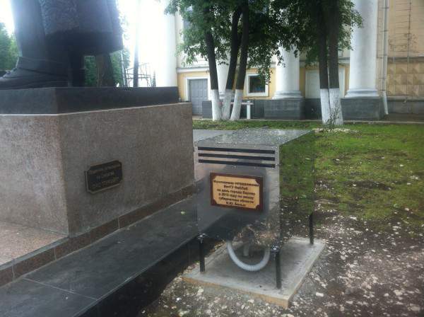 Памятник Шаляпину поет