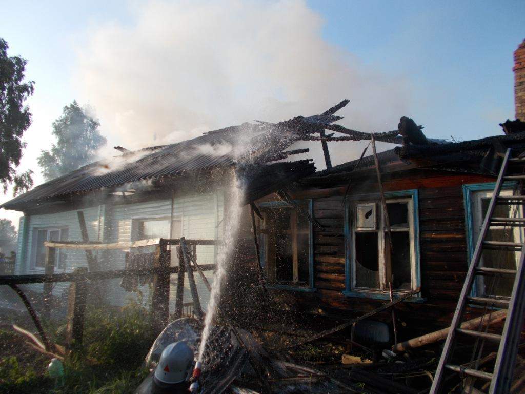 В Котельниче сгорел жилой трехквартирный дом.