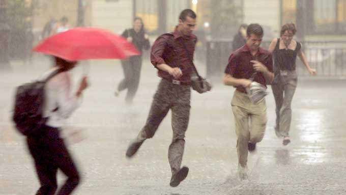 На Кировскую область надвигаются сильные ливни и гроза.