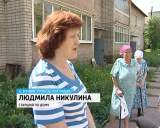 В поселке Зониха до сих пор не восстановили сгоревшую в конце мая крышу многоквартирного дома