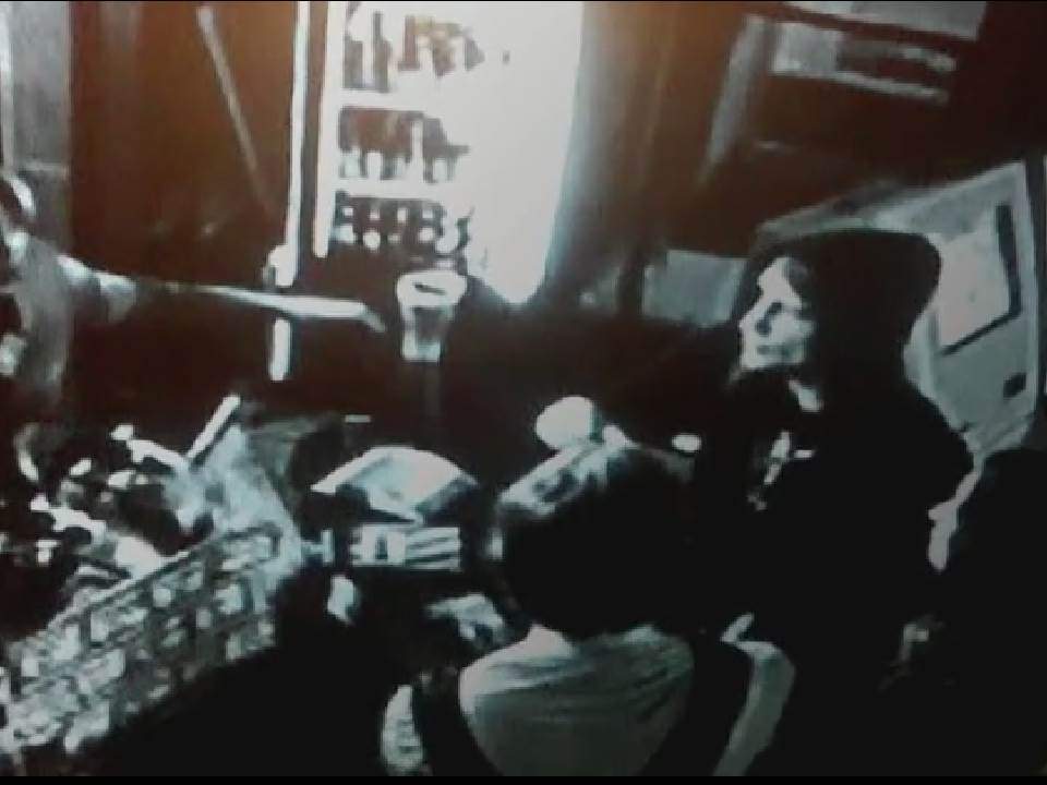 В Кирове ищут молодых людей, ограбивших круглосуточный магазин.