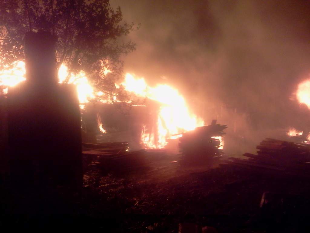 В Котельниче сгорел двухквартирный жилой дом.