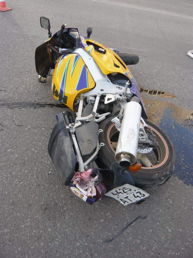 В Кирове «VOLKSWAGEN Transporter» сбил мотоциклиста.