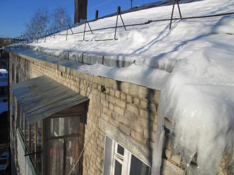 За падение льда на коляску с ребенком ответит главный специалист отдела благоустройства администрации Октябрьского района г. Кирова.