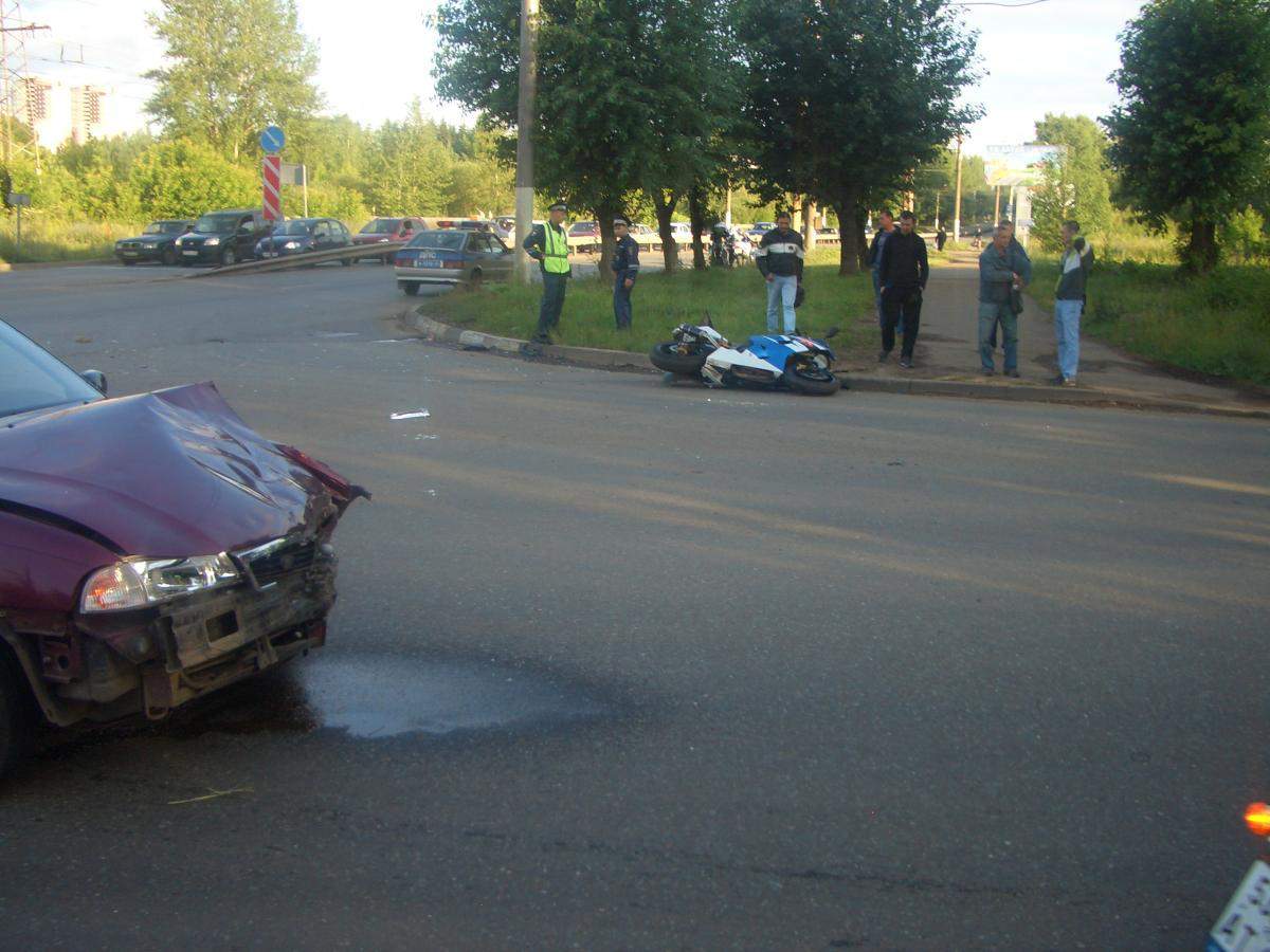 На улице Производственной г. Кирова сбили мотоциклиста.