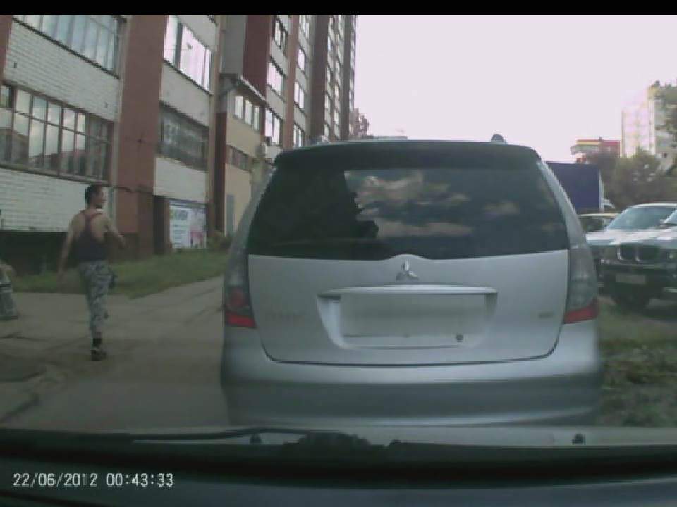 В Кирове ищут молодого человека, совершившего квартирную кражу.