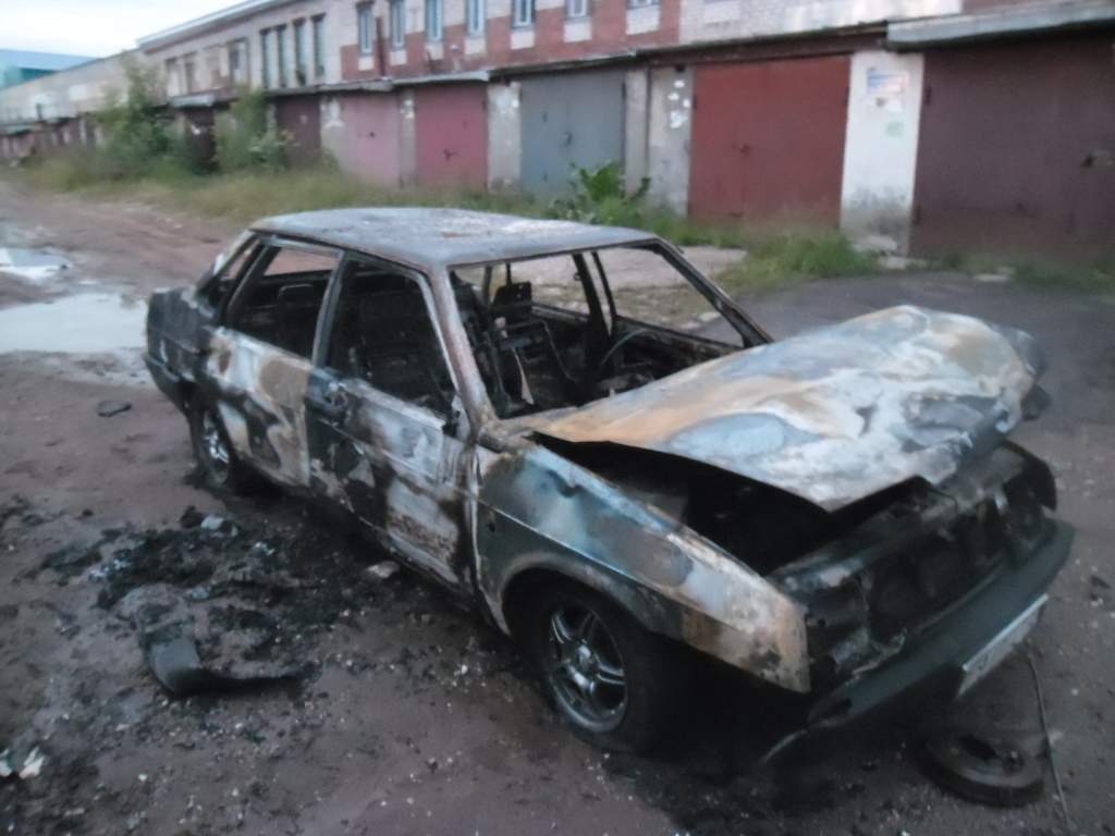 Машина вспыхнула во время стоянки