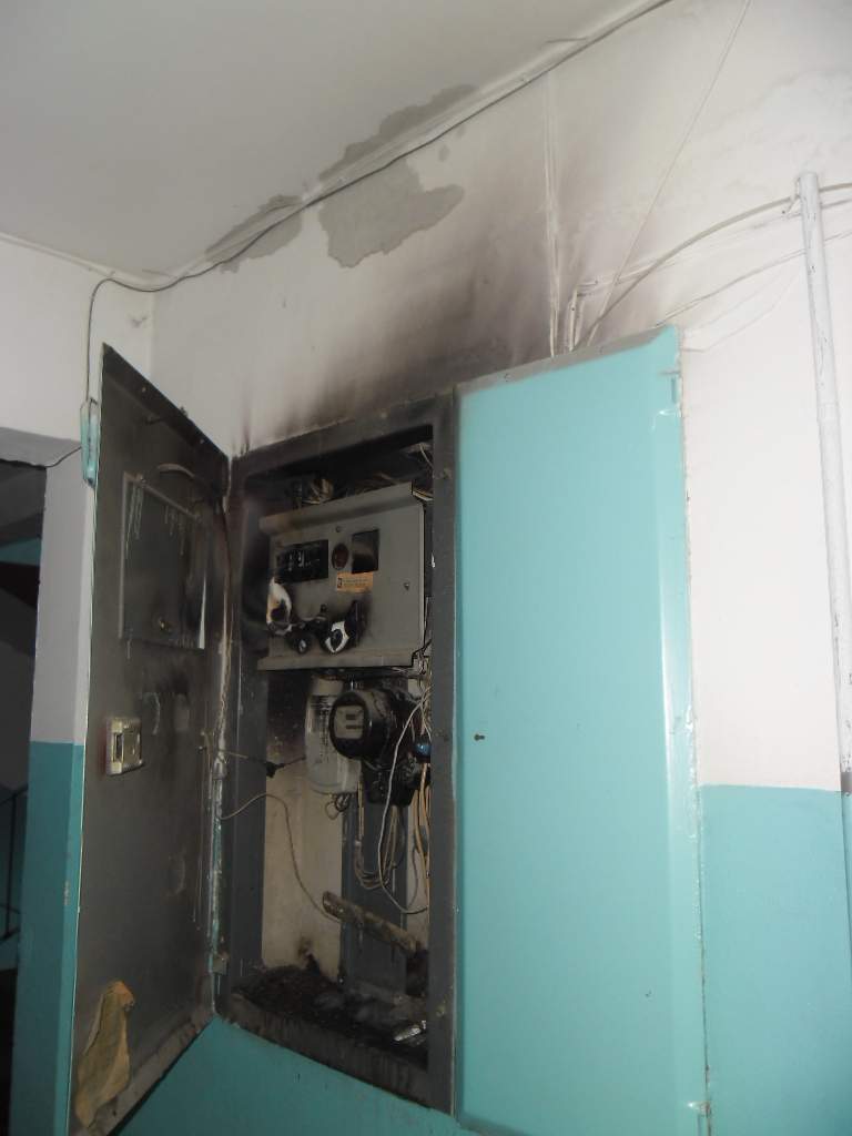 В Кирове в многоэтажном доме произошел пожар из-за разрыва трубы с горячей водой.