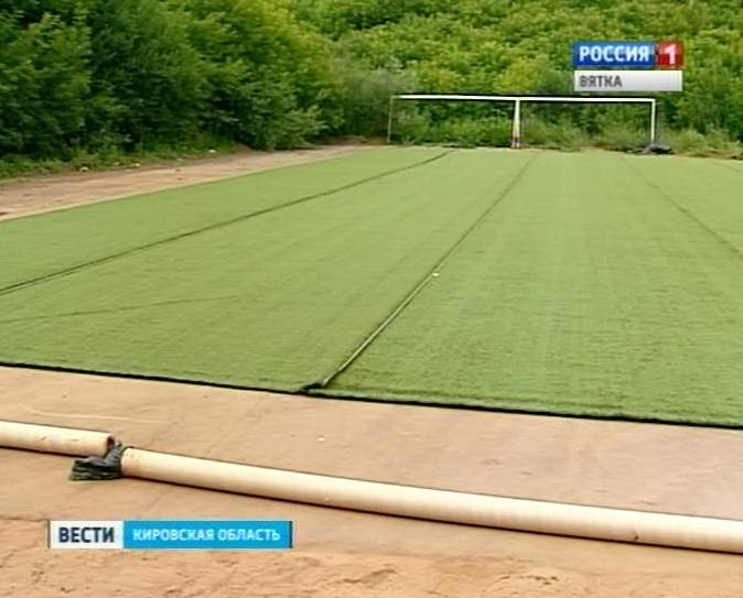 Футбольное поле на стадионе 