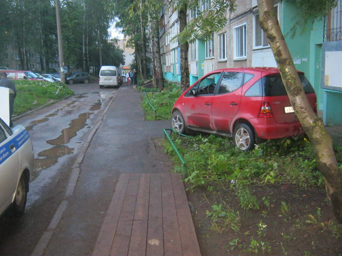 Попала под машину во дворе дома