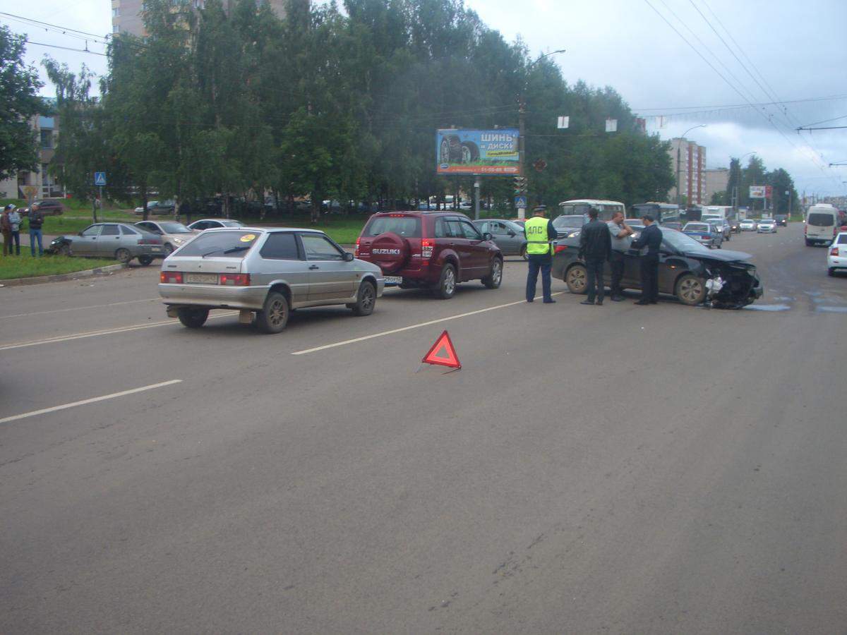 ДТП на улице Менделеева г. Кирова: трое пострадавших.