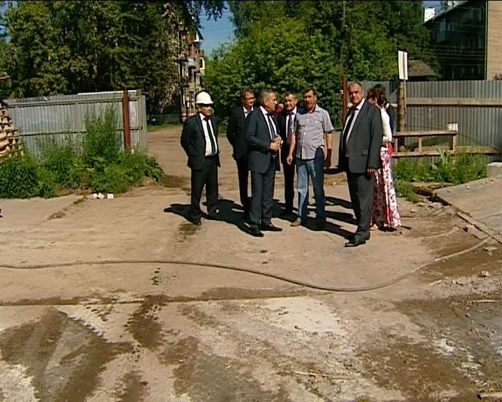 Владимир Быков посетил строящиеся объекты в микрорайоне Долгушино