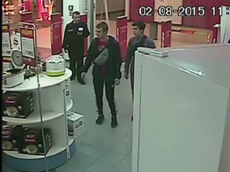 В Кирове ищут трех молодых людей, похитивших из магазина игровую приставку.