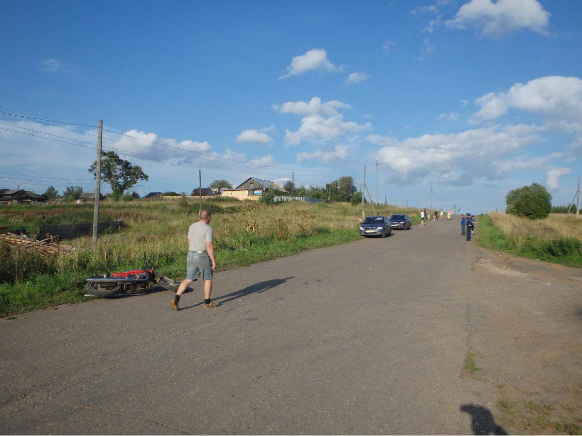 В Кирово-Чепецком районе мотоциклист врезался в две иномарки, а затем сбил пешехода.