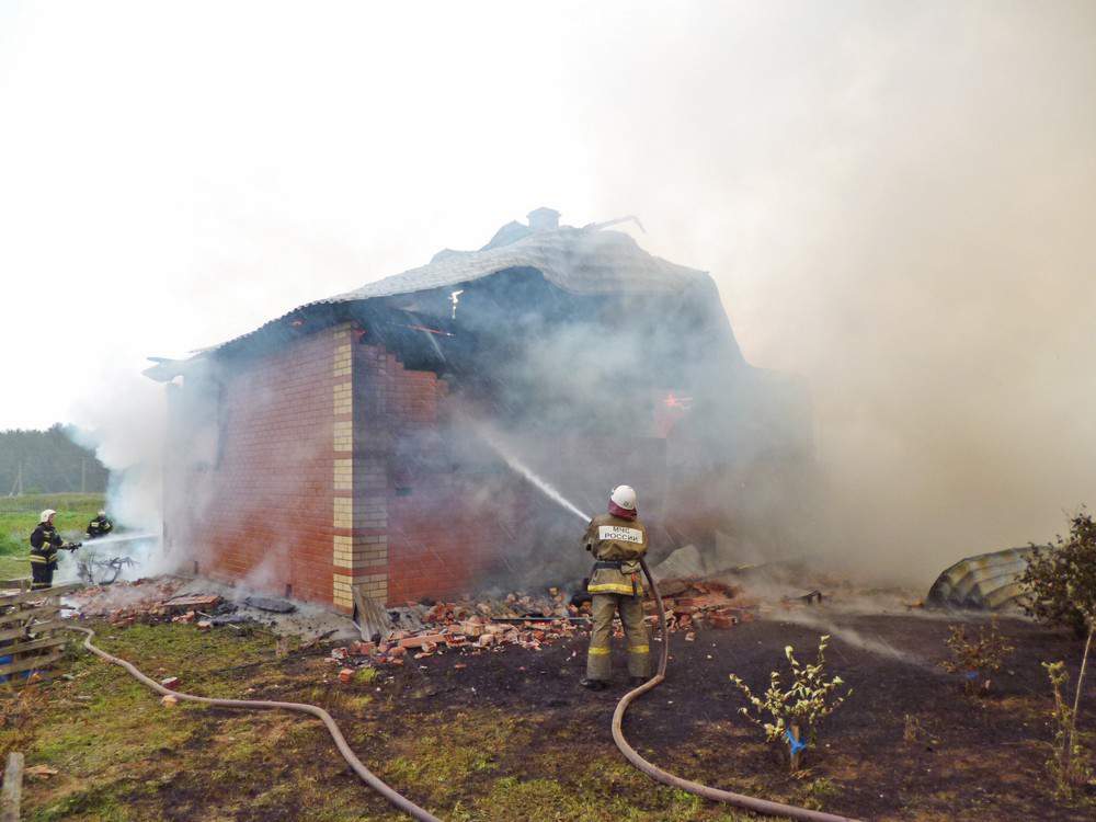 В д. Нижние Булдаки Слободского района сгорел частный дом с автомобилем.