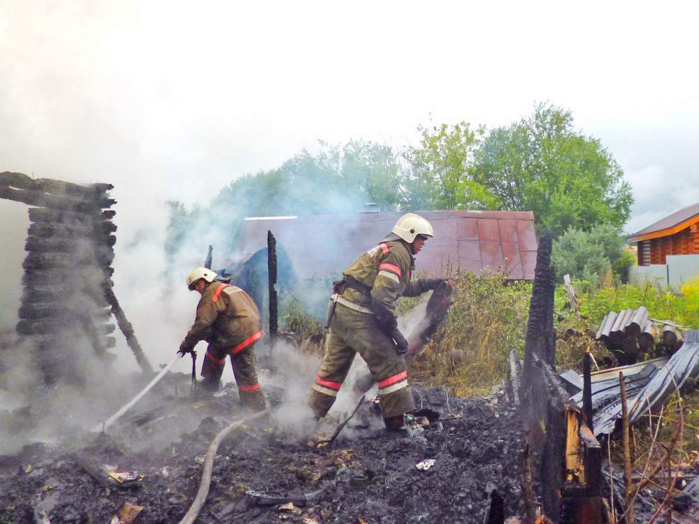 В д. Воробьи Слободского района неизвестные устроили пожар в нежилом доме.